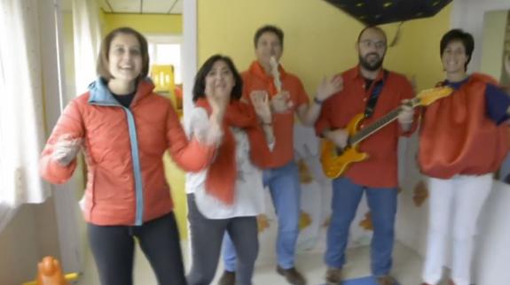 Los profesores del Claret felicitan la Navidad a ritmo de rock