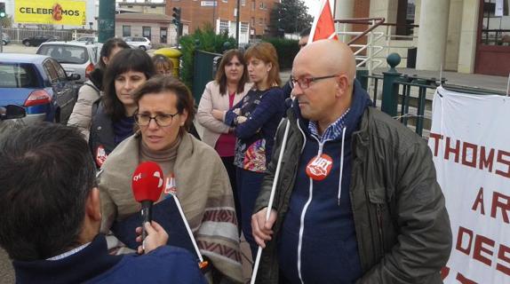 Miembros del comité de empresa esta mañana al terminar la asamblea de trabajadores. EL NORTE