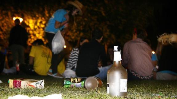 Jóvenes celebran un botellón en Valladolid.