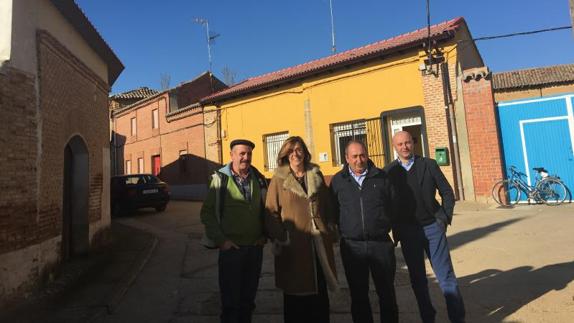 La presidenta de la Diputación, Ángeles Armisén, con el vicepresidente, Luis Calderón, durante la visita acompañados por el alcalde, Eduardo Manzano. 