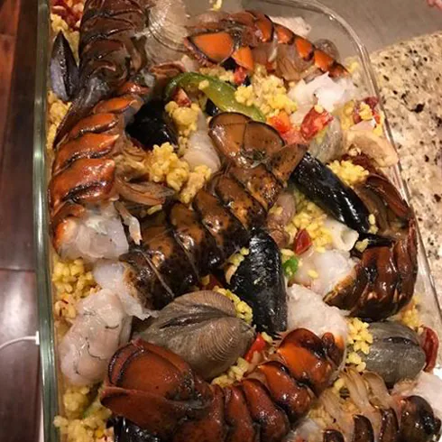 A Rob Schneider le llueven la críticas por la foto de su 'paella'