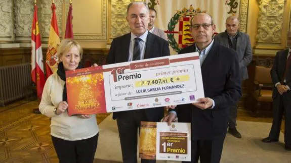 El concejal Antonio Gato entrega a Lucía García el primer premio del Sorteo de los Deseos.