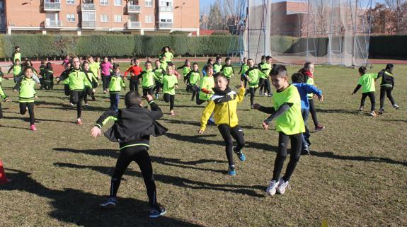 Varios niños en uno de los ejercicios de calentamiento. 