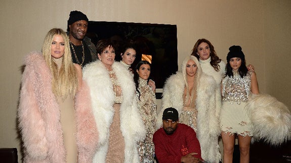 Kim, Khloe y Kourtney Kardashian, Kris, Kylie, Kendall y Caitlyn Jenner, Kanye West y Lamar Odom en el desfile de Kanye West 'Yeezy Season 3'.