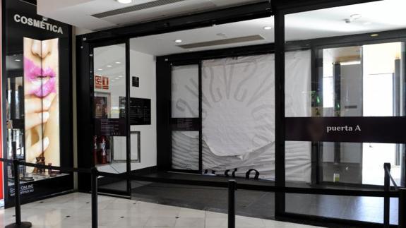 Puerta principal del centro comercial Vallsur.