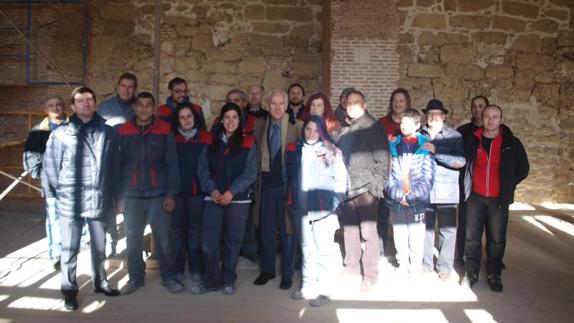 El delegado con los participantes en el proyecto de rehabilitación. 