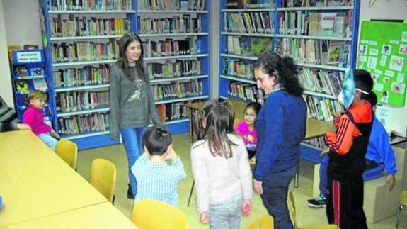 Taller infantil celebrado en la biblioteca de Herrera.