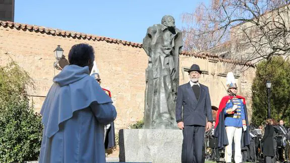 Un actor caracterizado de Unamuno junto a la estatua del exrector.