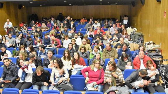 Familias asistentes al homenaje. 