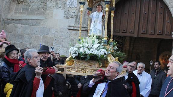 Los cofrades portan la imagen al salir de San Miguel.