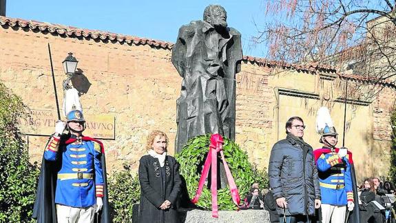 La rectora y el alcalde rinden tributo a Unamuno durante la ofrenda floral.