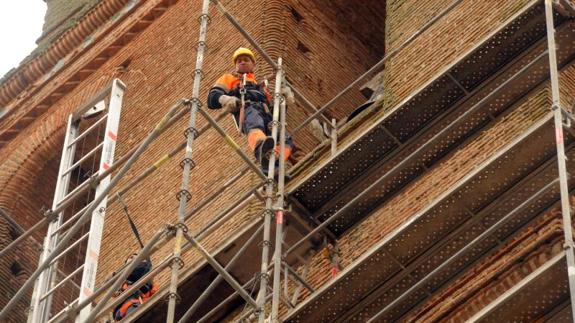 Colocación de los andamios en la iglesia de Santa María, en Alaejos.