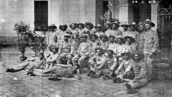 Los héroes de Baler, a su regreso a España, tras casi un año de asedio.