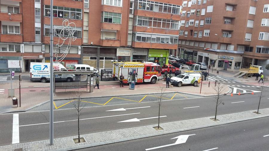 Los bomberos trabajan el lunes con técnicos de Iberdrola en la avenida Cardenal Cisneros. 