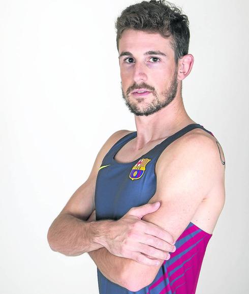 Álvaro de Arriba posa con la camiseta del FCBarcelona. 