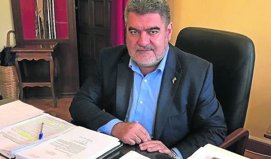 Juan Tomás Muñoz en su despacho de la Alcaldía.