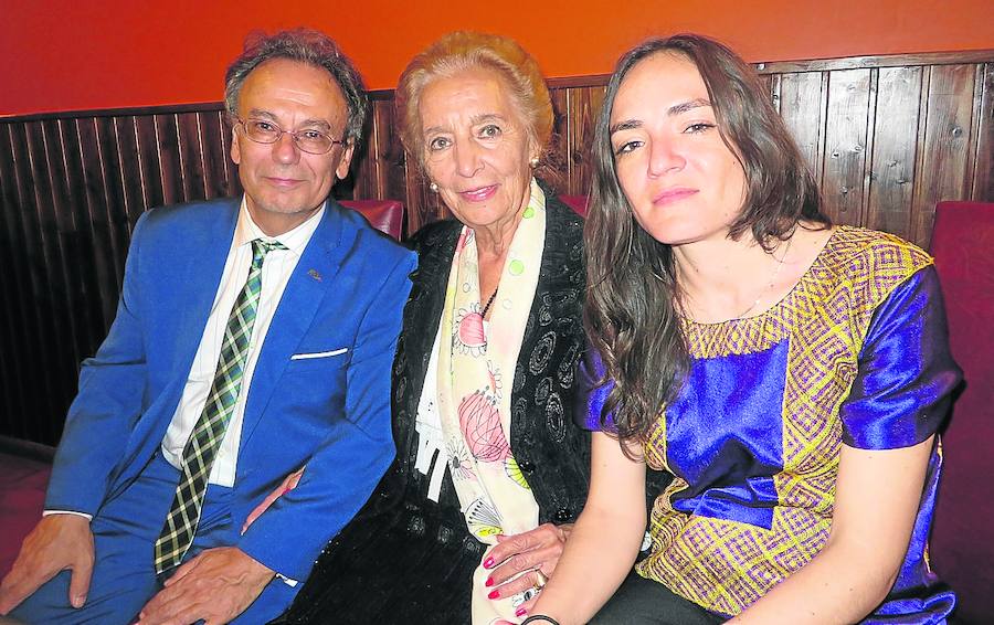 Pilar Fernández Labrador con José Pulido e Ingrid Valencia ganadores de la tercera edición. 