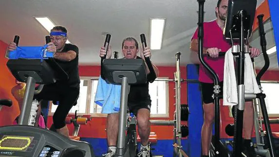 Usuarios de gimnasio realizan actividades en el centro Juys Gym de la calle Bolivia de Salamanca. 