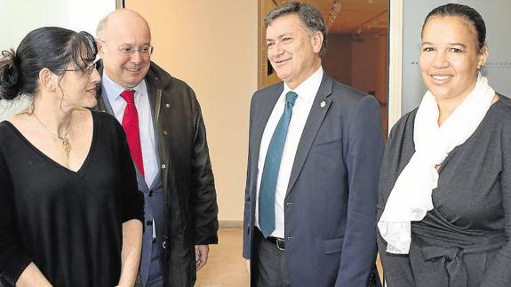 Francisco Vázquez, con las representantes de la Fundación Harriet y Esteban Vicente, en la reunión del patronato.