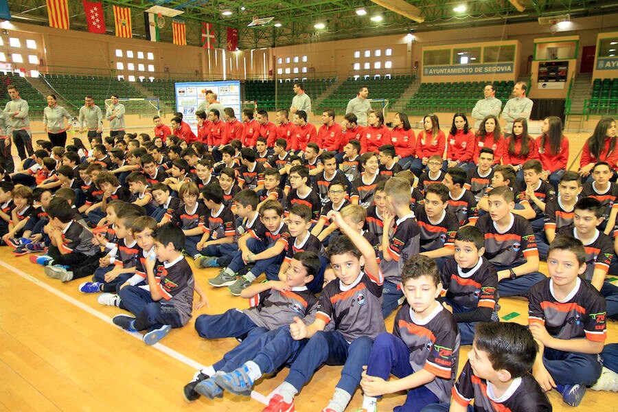 Jugadores, entrenadores y personal del Segosala, durante la foto oficial de la temporada 2016-2017.