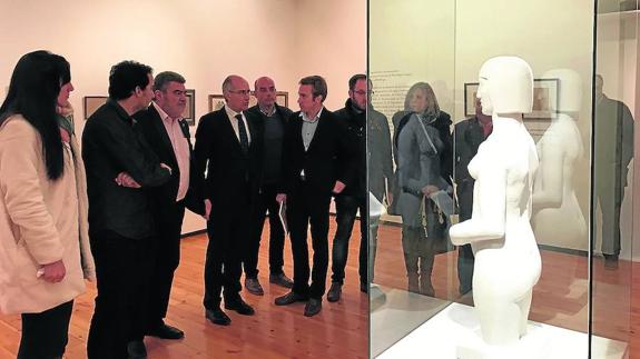 Las autoridades observan una de las piezas que componen la exposición. 