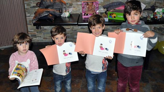 Varios niños de Sepúlveda, con los libros que recogieron en la cabalgata de Reyes.