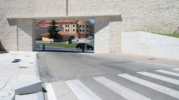 Arco situado entre la iglesia de San Martín y el castillo que será cerrado al tráfico.