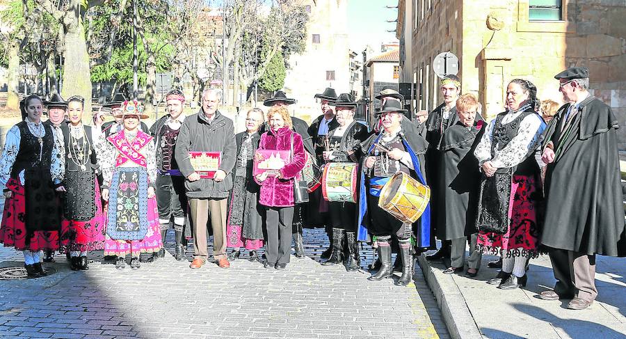 Jesús Málaga y Mirian Cortés posan con el grupo folclórico y los responsables del movimiento vecinal del Barrio Antiguo.