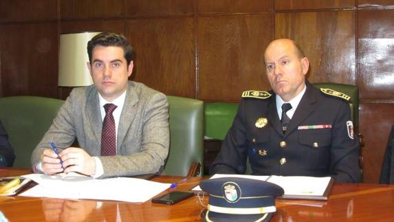 El concejal Antidio Fagúndez y el jefe en funciones de la Policía Municipal de Zamora, José Alfonso Pérez Vaquero. 