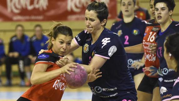 Patricia se faja en defensa con una jugadora del Clínicas Rincón, en la edición de 2016.