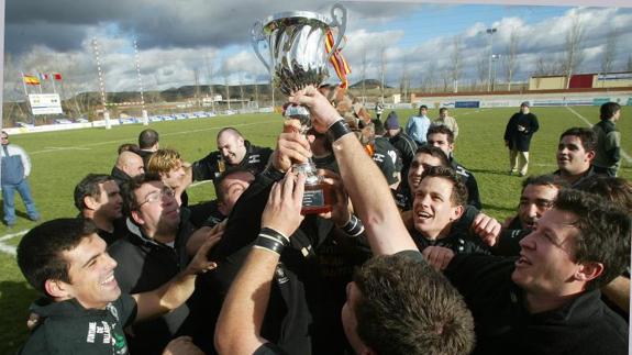 Los jugadores de El Salvador festejan el título de la Copa Ibérica de rugby que ganaron ante Os Belenenses en 2003.