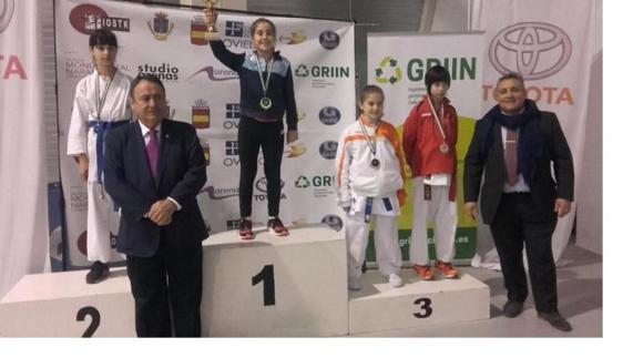 Claudia García, en el podio como subcampeona en kumite infantil.