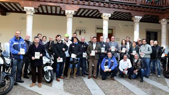 Representantes de los motoclubes y de la Diputación después de presentar la guia. 