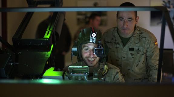 Soldados practican la puntería en el simulador de la Academia de Artillería de Segovia, la escuela militar más antigua del mundo. Óscar Chamorro
