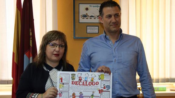 Los concejales Sonia Martín y Marcos Rodríguez presentan el decálogo. M. R.