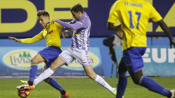 Juan Vaillar intenta robar un balón durante el partido ante el Cádiz.