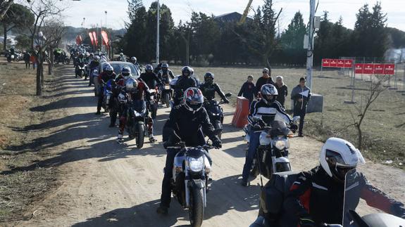 LOs motoristas comienzan a abandonar las instalaciones de la antigua Hípica Militar. 