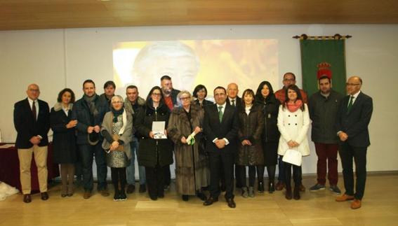 La viuda y sus hijos, junto con la Corporación, y el presidente de la Diputación y vicepresidente de las Cortes. 