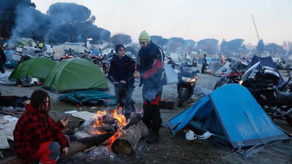 Calentarse y mirar el móvil: lo primero que hay que hacer nada más levantarse. 