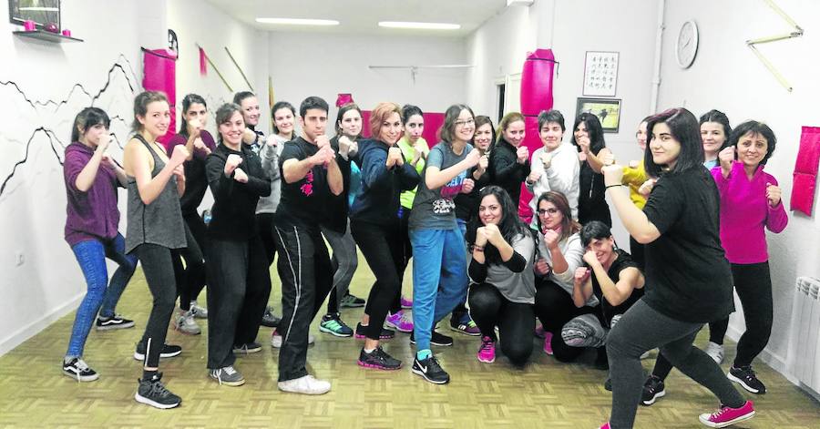 Un nutrido grupo de mujeres participó en el curso organizado ayer por el profesor Roberto Rodríguez. 