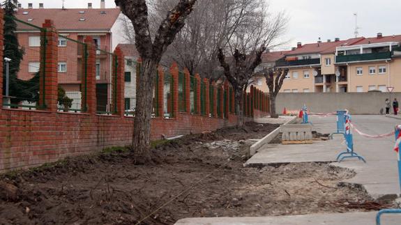La calle, durante las obras de la acera.