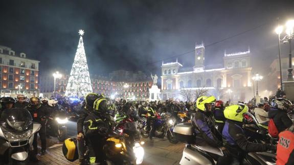 Los participantes  en el desfile de antorchas, en la Plaza Mayor. 