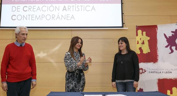 La presidenta de las Cortes, Silvia Clemente, en el centro, entrega la beca a la artista segoviana Raquel Bartolomé Robledo. 