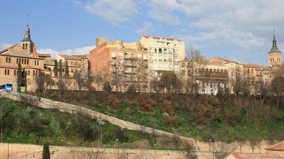 Vista del talud entre el paseo del Salón y el de Los Tilos.