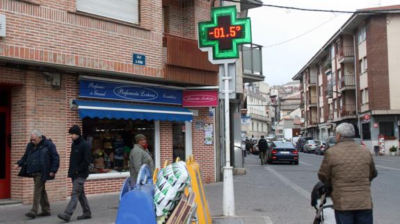 El termómetro de la Farmacia de la calle La Resina marcaba a media mañana -1,5 grados. Por la noche, el mercurio descendió a los -6,5. 