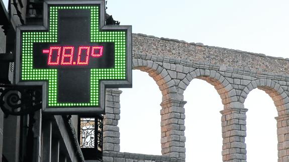 Temperatura que marcaba el termómetro de la farmacia de la calle Cervantes, a escasos metros del Acueducto, a las nueve y media de la mañana de ayer. 