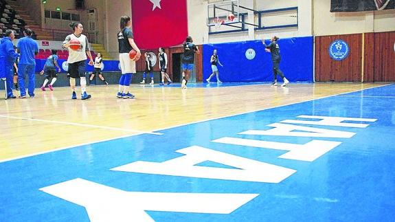 Las jugadoras de CBAvenida, durante la sesión de tiro realizada en la tarde de ayer en la localidad de Antakya, provincia de Hatay.