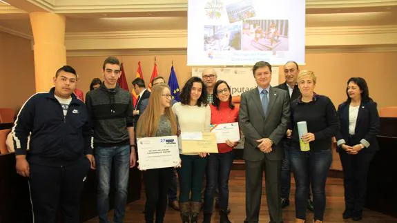 El presidente de la Diputación entrega el premio al equipo del instituto Vega del Pirón, de Carbonero. Tanarro
