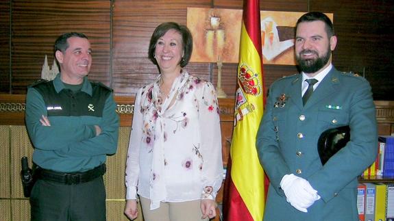 La subdelegada del Gobierno, Pilar Sanz, flanqueada por el comandante Moisés Vos Martínez (derecha) y el teniente coronel José Luis Ramírez Gómez, jefe de la Comandancia. 