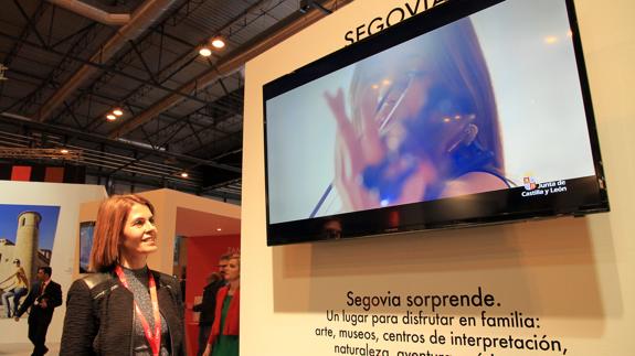 La responsable de Prodestur, Magdalena Rodríguez, observa el vídeo que sirvió ayer para presentar la oferta turística de la provincia en Fitur. Antonio Tanarro